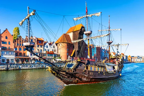 波兰格但斯克老城莫特拉瓦河上的古代历史高大船的风景 — 图库照片
