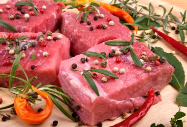 Ham sığır eti renk biber ve biberiye kesme tahtası üzerinde kapat