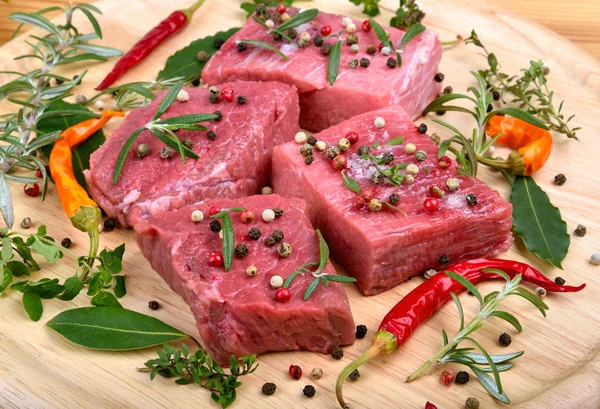 Taze sığır eti renk biber ve biberiye kesme tahtası üzerinde Kapat