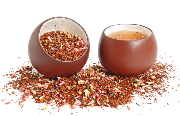 乾燥された花と Roibos 紅茶のカップお茶のカップの葉します — ストック写真