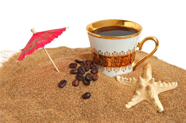 Goldbecher Mit Kaffee Bohnen Und Seesternen Meeresstrand — Stockfoto