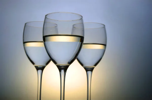色の背景上の つのワイン グラス — ストック写真