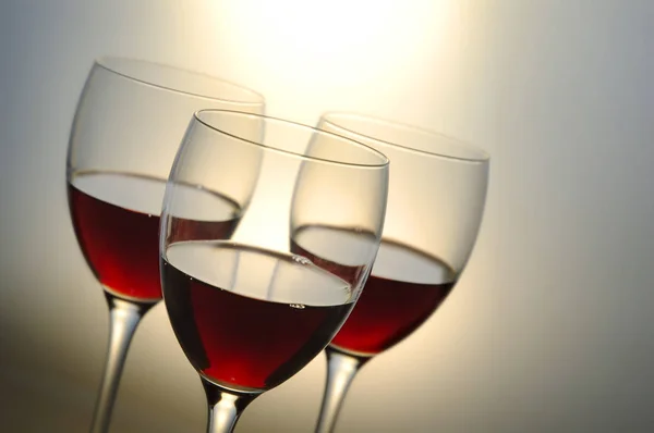 Tres Copas Con Vino Tinto Sobre Fondo Color — Foto de Stock