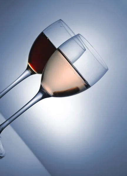 Twee Glazen Met Rode Roze Van Wijn Blauwe Toon — Stockfoto