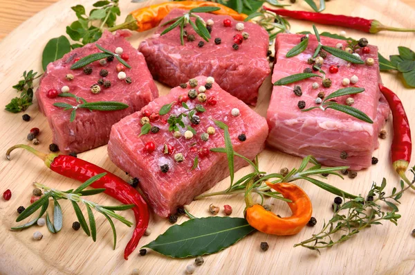 Carne Fresca Carne Vaca Close Com Pimenta Cor Alecrim Placa — Fotografia de Stock