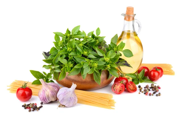 Groene Basilicum Olijfolie Cherry Tomaten Knoflook Gele Spaghetti Witte Achtergrond — Stockfoto