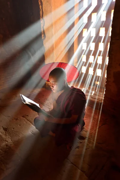 Bagan Myanmar Diciembre Joven Monje Budista Leyendo Dentro Del Antiguo — Foto de Stock