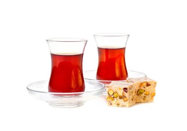 Geleneksel Türk lokumu rahat lokum ile iki bardak çay beyaz bir arka plan üzerinde