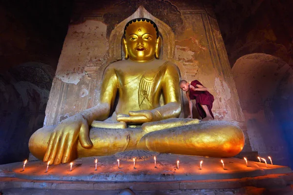 Bagan Myanmar Desember Young Buddhist Monk Climbing Gold Buddha Statue — Stock Photo, Image