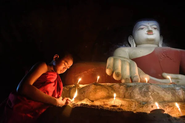 Bagan Myanmar Desember Young Buddhist Monk Praying Candles Buddha Statue — Stock Photo, Image