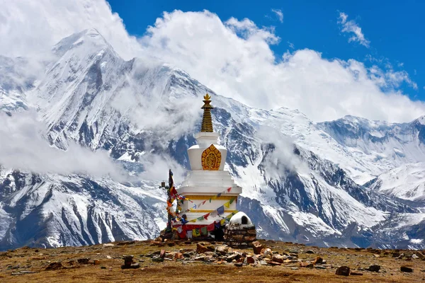 Estupa budista y paisaje del Himalaya — Foto de Stock