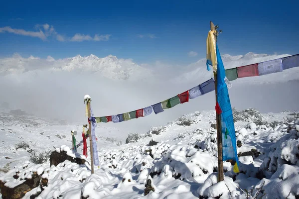 Bandiere buddiste di preghiera contro le cime innevate dell'Himalaya — Foto Stock