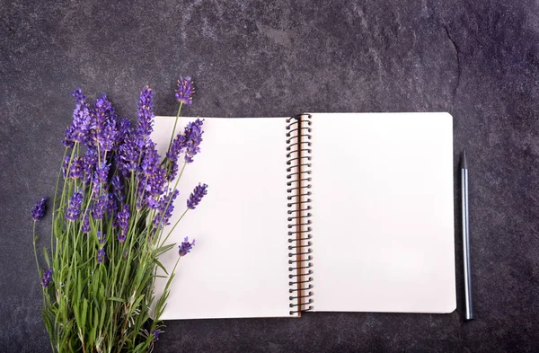 Mockup de bloco de notas em branco aberto e buquê de lavanda — Fotografia de Stock