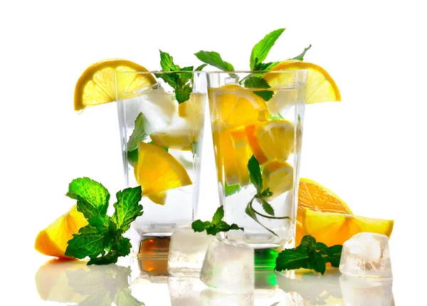 柠檬和橙子鸡尾酒 薄荷叶配两杯白底杯 — 图库照片
