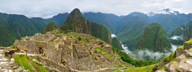 Arka planda Huayna Picchu ile Machu Picchu Inca kalesinin panoramik manzarası. UNESCO Dünya Mirası Alanı. Cusco Bölgesi, Peru.