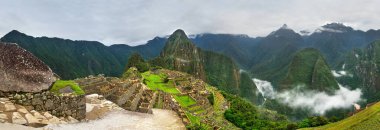 Gizemli İnka kalesi Machu Picchu ve Huayna Picchu arka planda. UNESCO Dünya Mirası Alanı. Cusco Bölgesi, Peru.