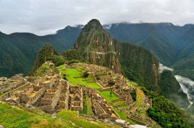 Arka planda Huayna Picchu ile Machu Picchu Inca kalesinin manzarası. UNESCO Dünya Mirası Alanı. Cusco Bölgesi, Peru.