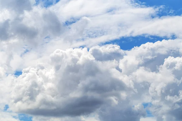 Nuages et ciel bleu — Photo