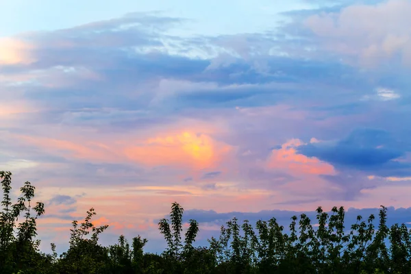 Crepúsculo fundo da paisagem nublada — Fotografia de Stock