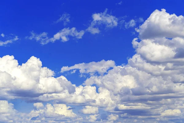 Nubes esponjosas cielo — Foto de Stock