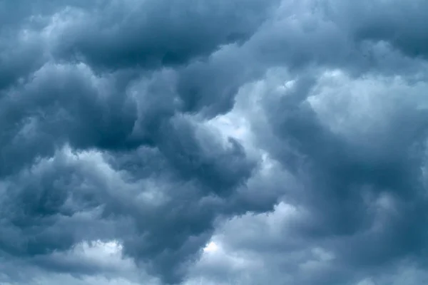 Gewitterwolken im Hintergrund — Stockfoto