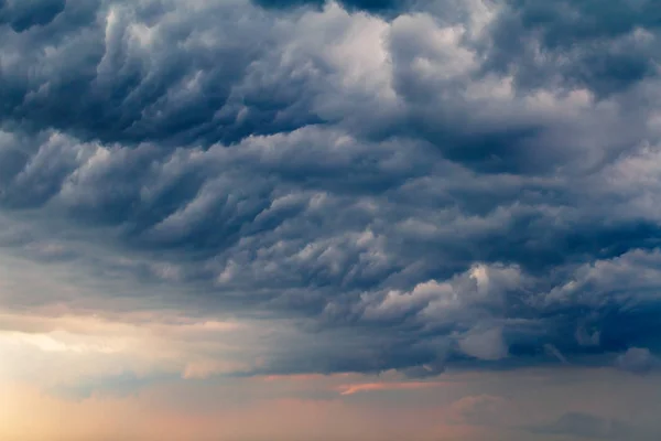 Gewitterwolken am Himmel — Stockfoto