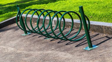 Bükülmüş metal borudan bisiklet parkı