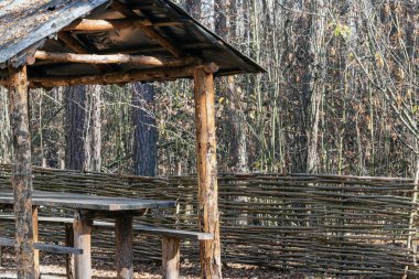 Ahşap tepe örtüsü ve hasır çitli manzara