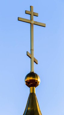 Kubbenin tepesinde Ortodoks haçı