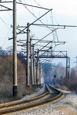 Sütunlarla manzara ve tek sıra demiryolu