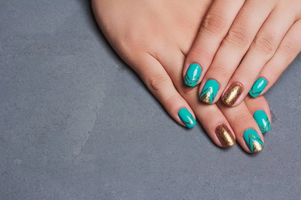 夏季指甲艺术在绿松石和金色的颜色 — 图库照片