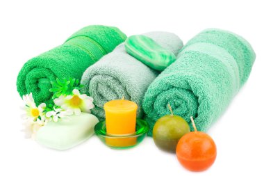 Spa havlu, mumlar, sabunlar ve beyaz arka plan üzerinde izole çiçekler ile ayarla.