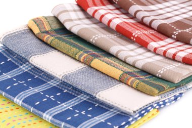 Beyaz arka plan üzerinde renkli mutfak havlu yığını.