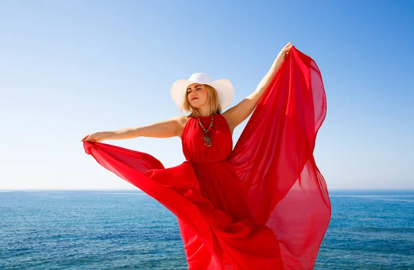 Blonde Vrouw Rode Jurk Met Witte Hoed Het Strand Cyprus — Stockfoto