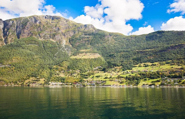 Landschaft Mit Neroyfjord Bergen Und Traditionellen Dorfhäusern Norwegen — Stockfoto