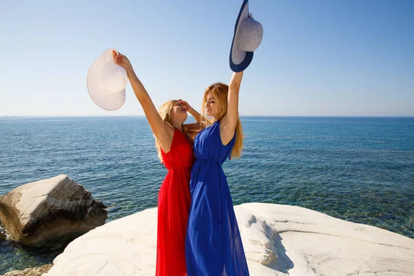 Femmes Blondes Dans Les Robes Rouges Bleues Plage Chypre — Photo