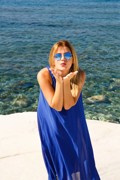 Kıbrıs Plajda Mavi Elbiseli Sarışın Kadın — Stok fotoğraf