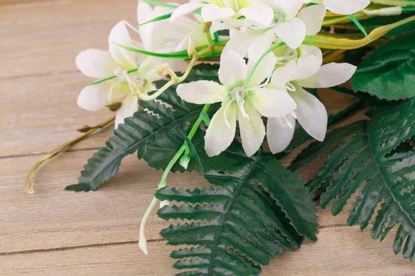 Vita Konstgjorda Blommor Trä Bakgrund Närbild Bild — Stockfoto
