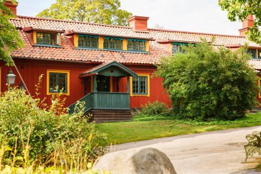 Skansen, ilk açık hava Müzesi ve ada Djurgarden Stokholm, İsveç'te bulunan Hayvanat Bahçesi, geleneksel eski evde.