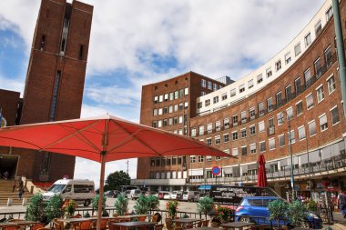 Oslo, Norveç-Ağustos 13, 2014 - bilinmeyen insanlar şehir salonunda Meydanı'nda yürüyüş.