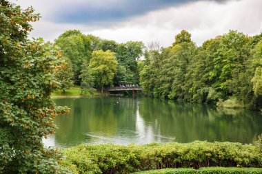Gölet, ağaçlar, insanlar Vigeland Park Oslo ile köprü.