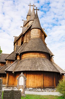 Heddal, Norveç-Ağustos 15, 2014 - eski savmak kilise ve Norveç köyü Mezarlığı.