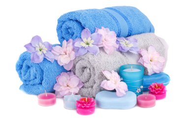 Spa havlu, mumlar, sabunlar ve beyaz arka plan üzerinde izole çiçekler ile ayarla.