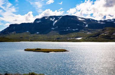 Dağ, göl, gökyüzü ve bulutlar Norveç'te manzara.