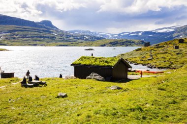 Norveç-Ağustos 15, 2014 - yatay, dağ, göl, evler ve insanlar Norveççe kırsal yer.