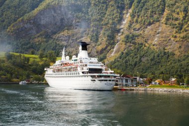 Flam, Norveç-Ağustos 16, 2014 - Cruis gemi Flam köyü limanında yolcu ile.