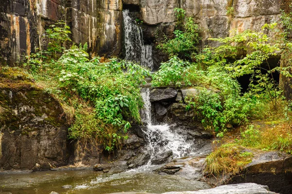 Piccola Cascata Nel Bellissimo Parco — Foto Stock