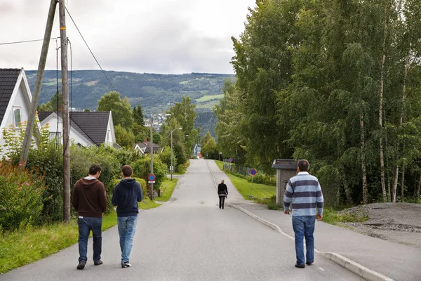 Norwegia Sierpień 2014 Ludzi Chodzących Norweskim Lillehammer Miasta — Zdjęcie stockowe