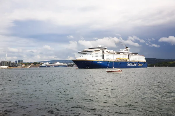 Oslo Noruega Agosto 2014 Litoral Com Navio Cruzeiro Com Pessoas — Fotografia de Stock