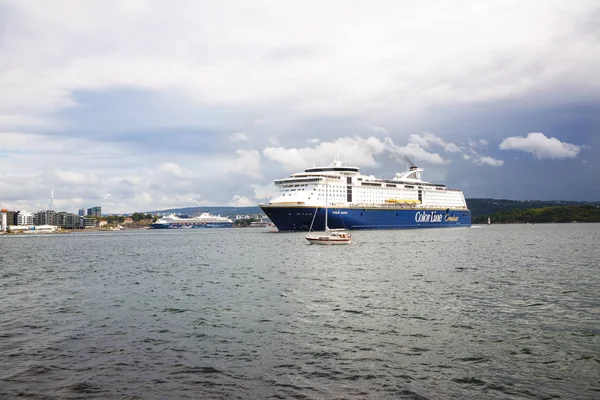 Oslo Noorwegen Augustus 2014 Kustlijn Met Cruise Liner Met Mensen — Stockfoto